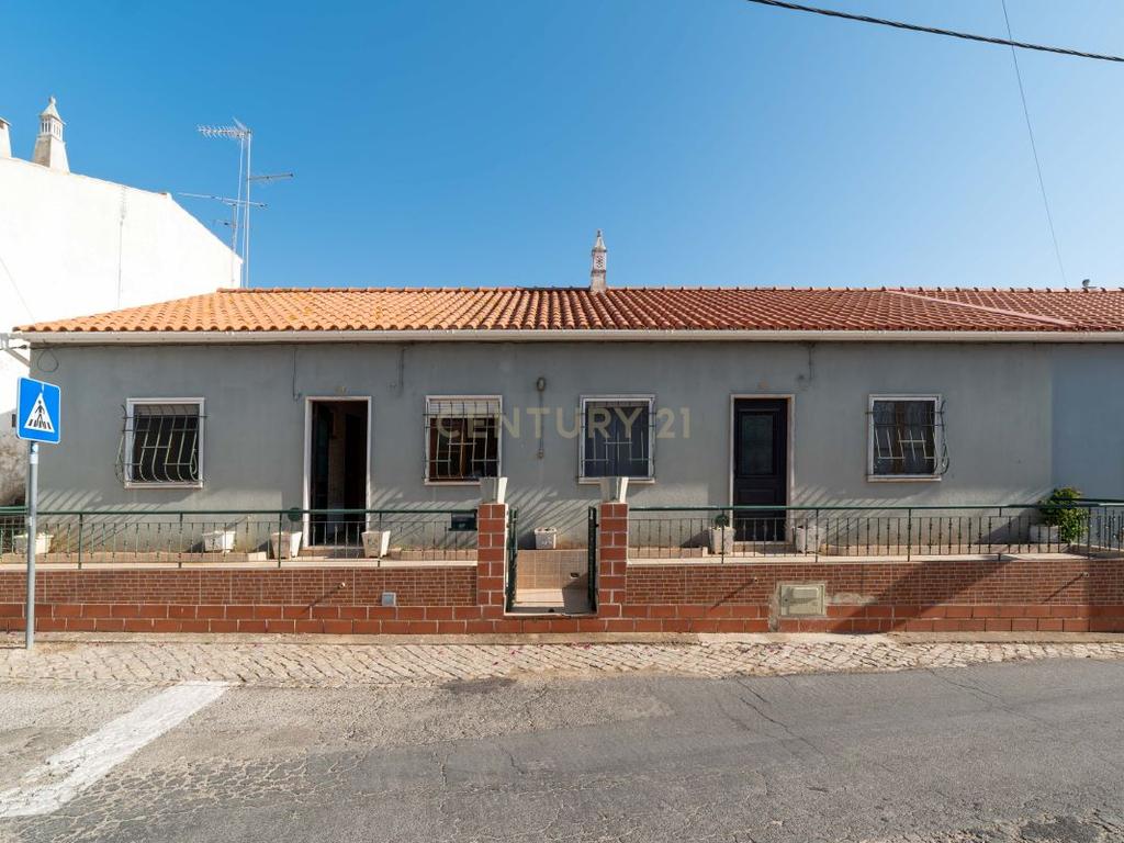 Moradia Térrea T2 + T3 em Conceição de Tavira - Ideal para Investimento ou Habitação Própria - Image 1