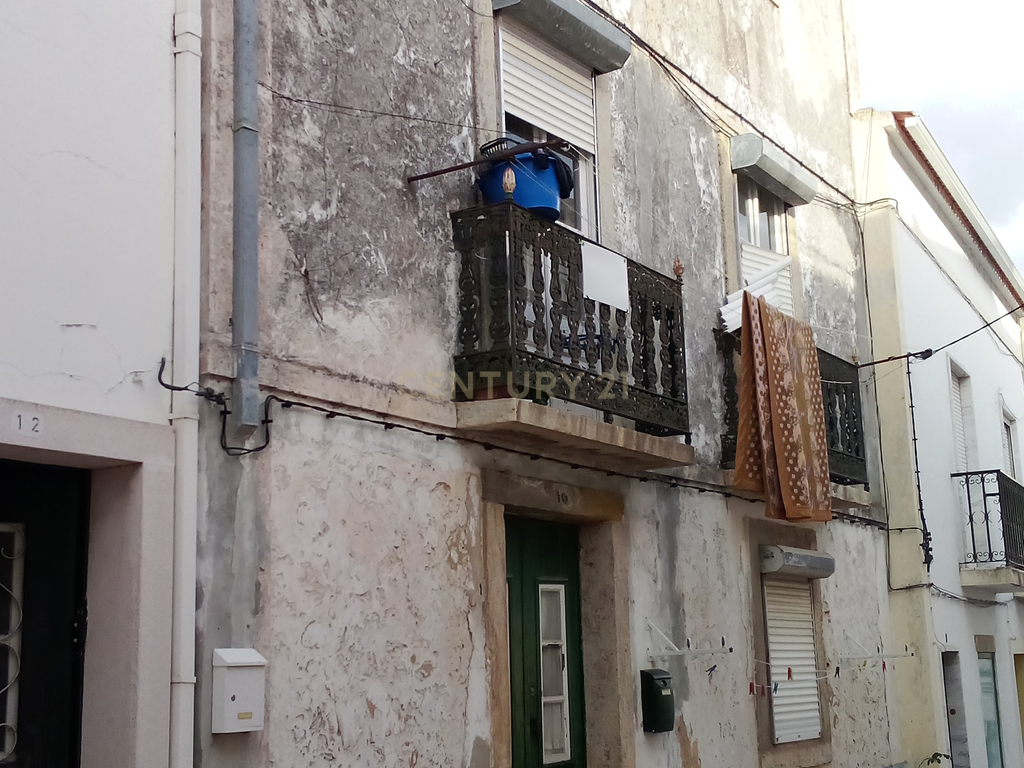 Prédio tradicional com 3 pisos junto Zona Ribeirinha de Alcácer do Sal - Image 1