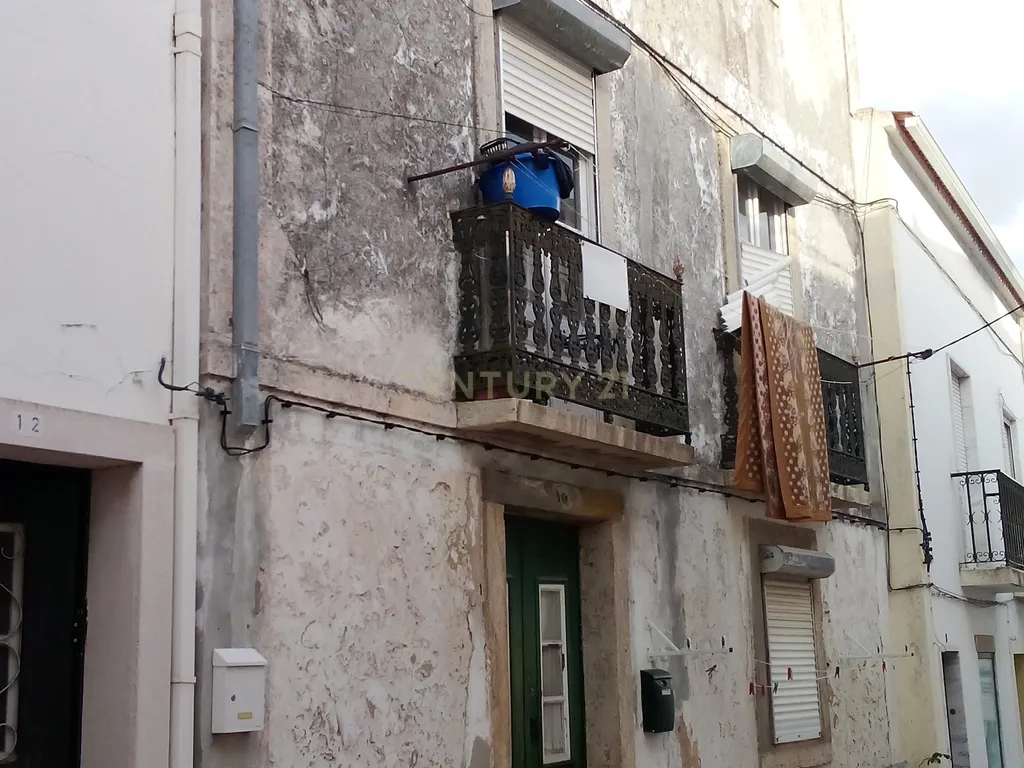 Prédio tradicional com 3 pisos junto Zona Ribeirinha de Alcácer do Sal - Image 1