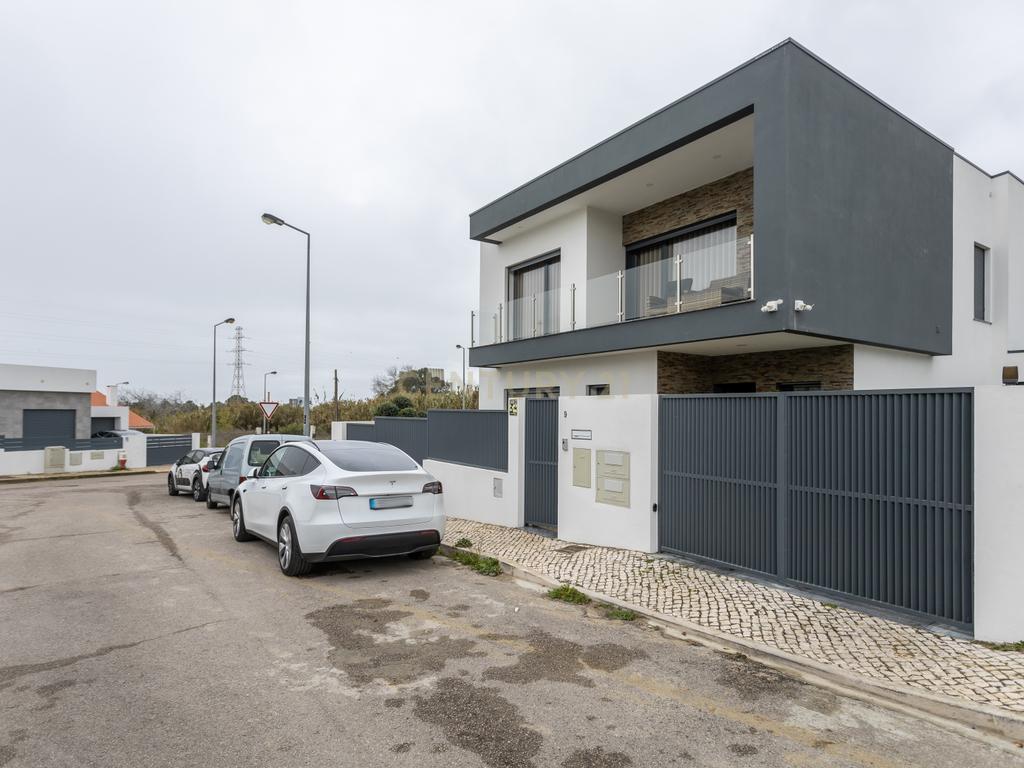 MORADIA ISOLADA, T4, com JARDIM e PISCINA AQUECIDA,  CAPARICA - ALMADA - Image 3