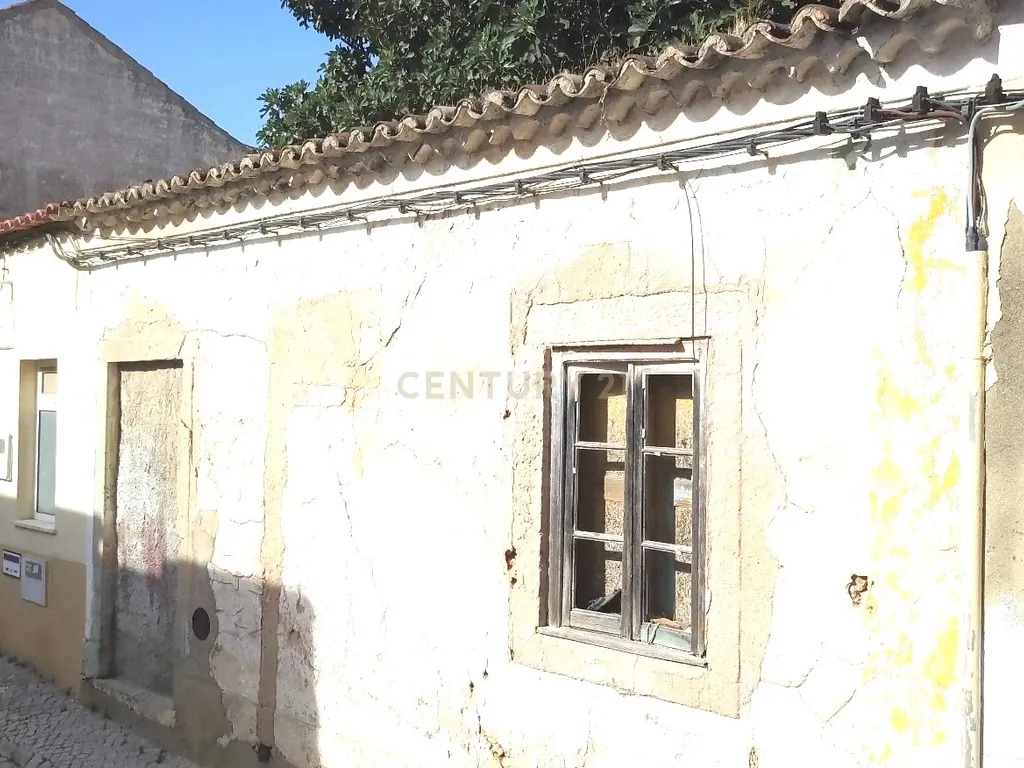 Moradia para reabilitação urbana no centro de Lagoa - Image 1