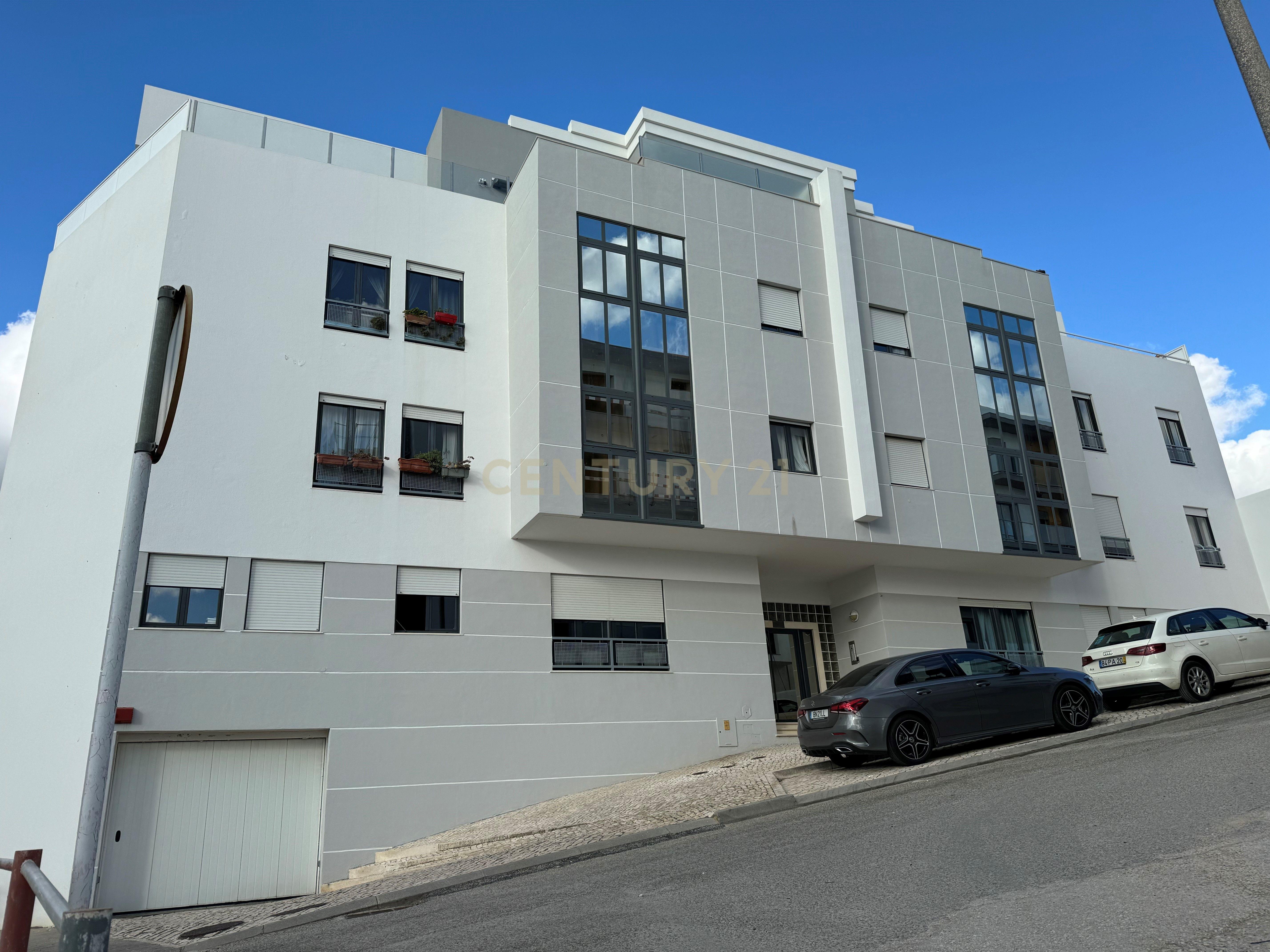 Apartamento T3 Remodelado c/ Garagem Arrecadação | Centro de Mafra - Image 29