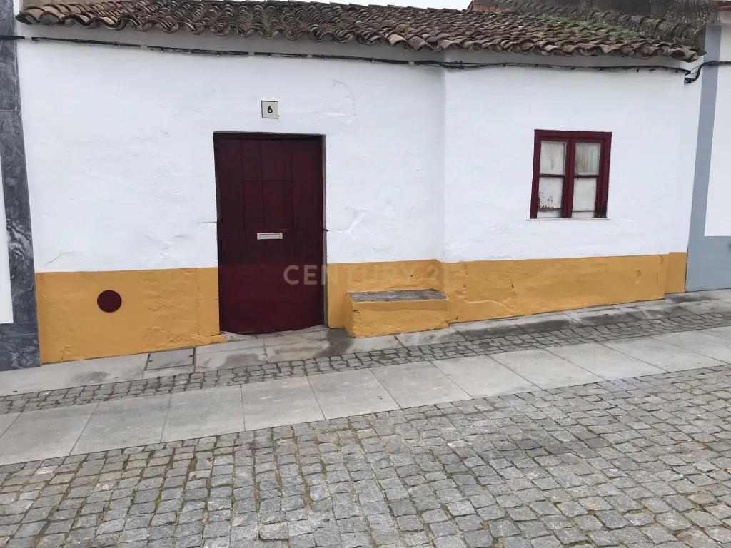 Moradia com quintal para remodelação em Viana do Alentejo - Image 1