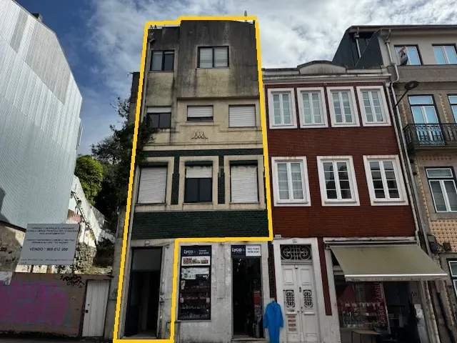 Prédio em betão na rua de Santa Catarina - Image 1