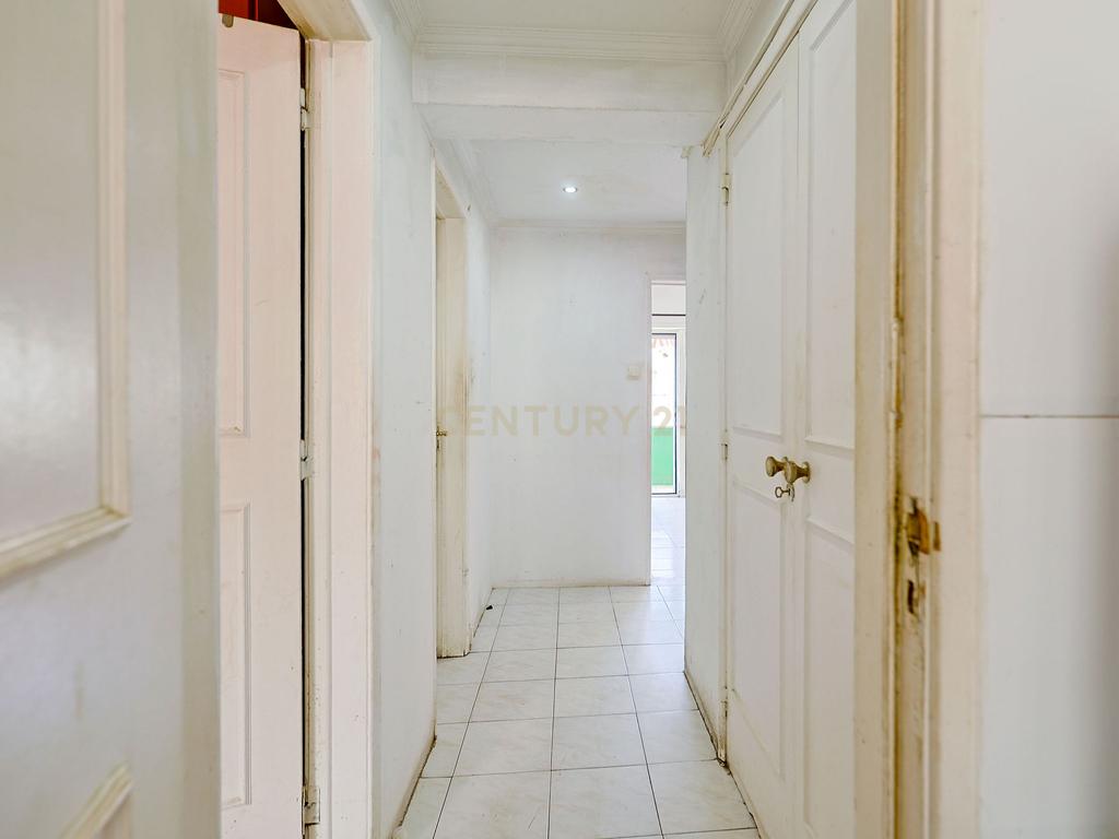 Apartamento T2, com Varanda e Terraço, Centro da Costa de Caparica. - Image 16