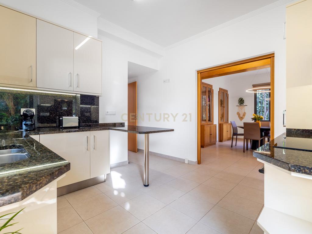 Moradia Unifamiliar de Prestígio | Quinta dos Álamos I Guia – Albufeira | T5 | Piscina | Jardim - Image 12
