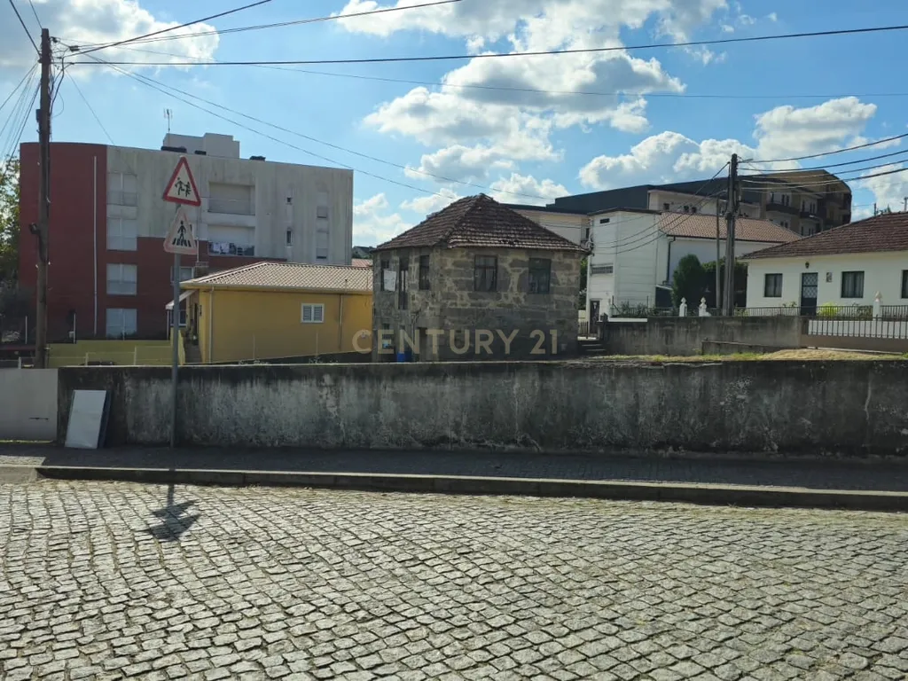 Moradia para recuperação + terreno com 1089m2 com viabilidade de construção - Image 12