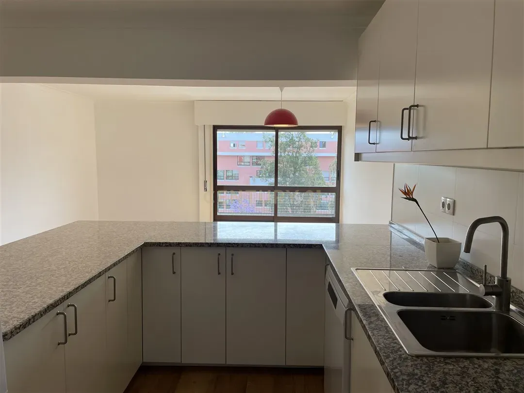 Apartamento T3 Duplex em Telheiras – 104 m², Estacionamento e Arrecadação - Image 3