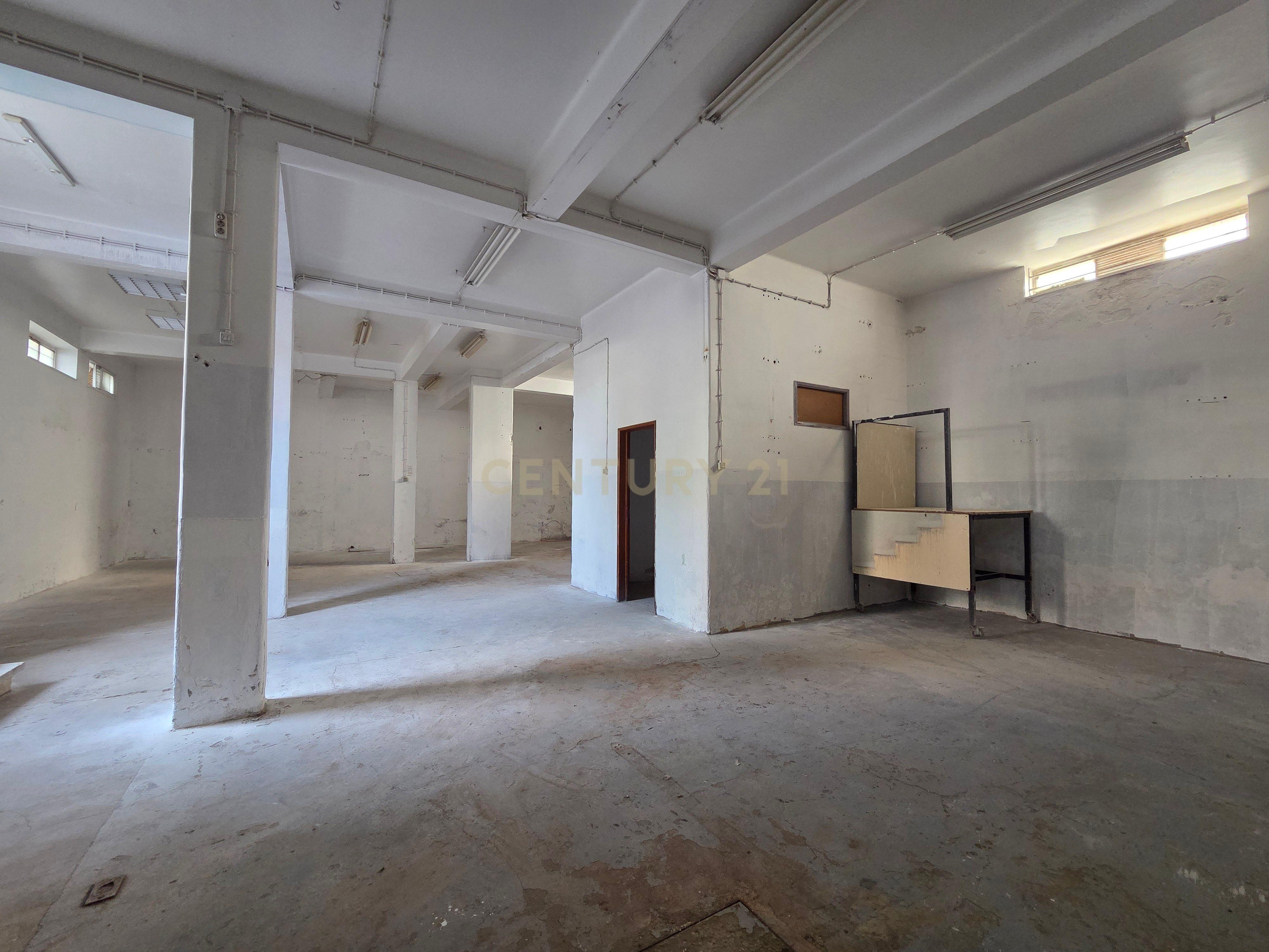 Fotografia 4 de Armazém com 160 m² para investimento em Linda-a-Velha