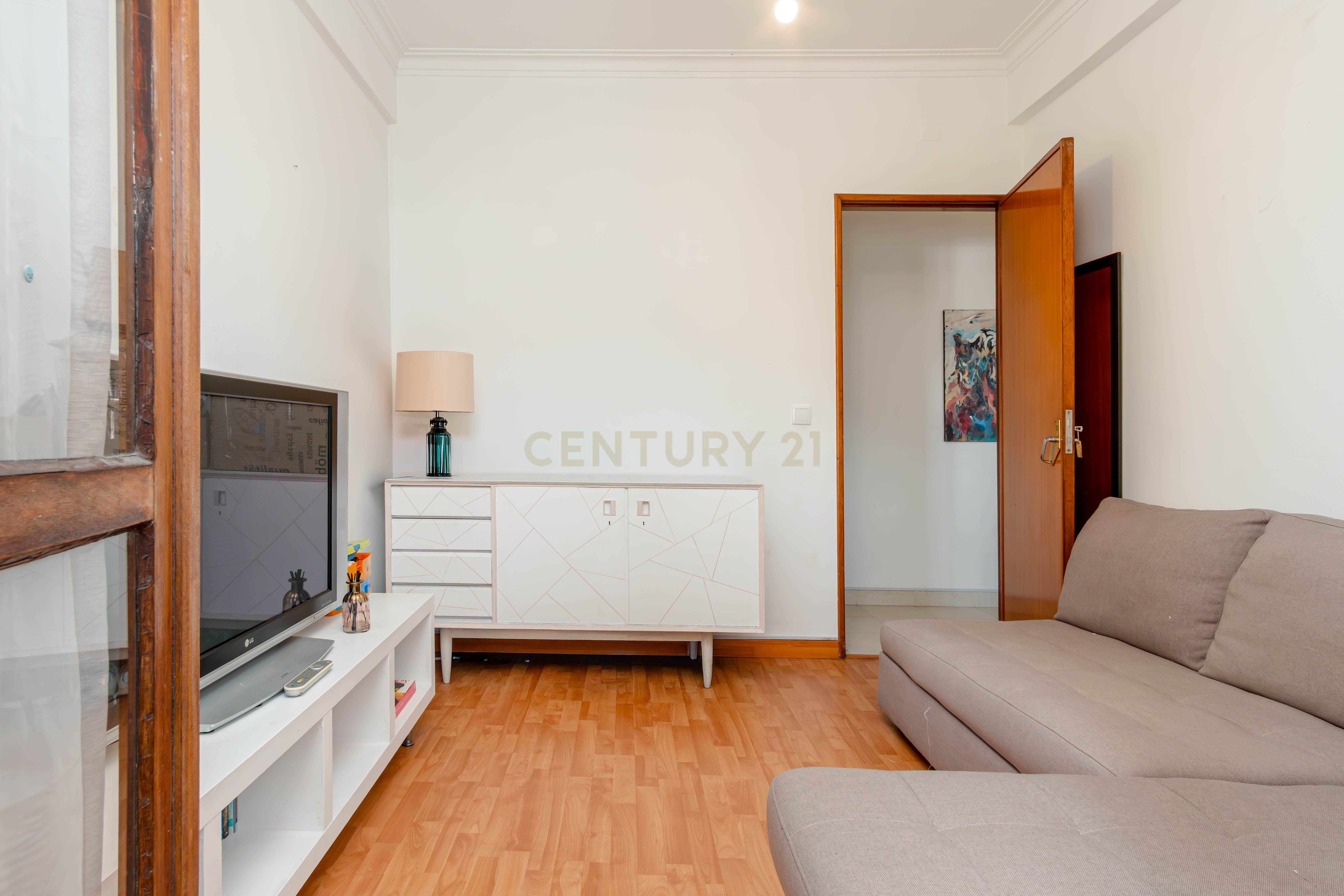 Fotografia 4 de Apartamento  T2 no Cacém  com muita luz natural e com elevador! - CPCV assinado