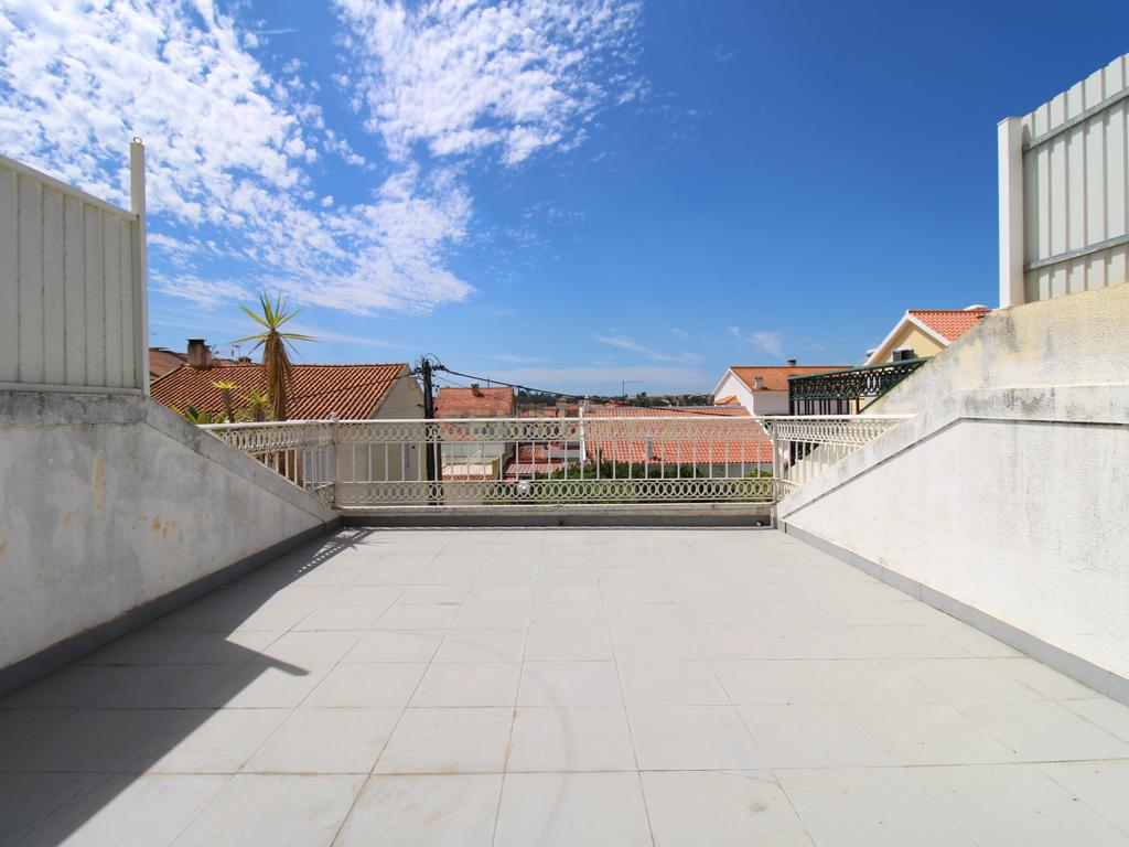 Espetacular  moradia T3 na Quinta do Conde com Terraço e logradouro e com Proximidade à Natureza - Image 11