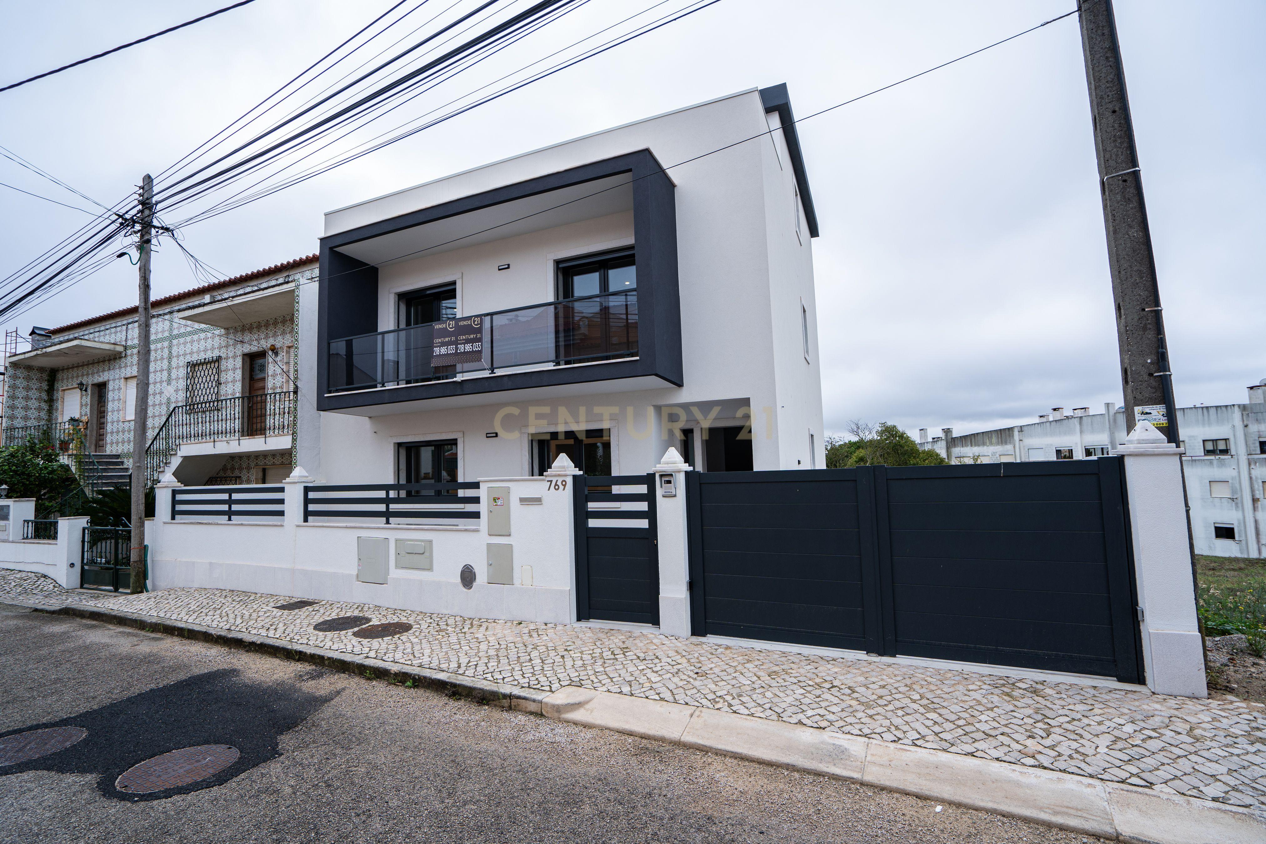 Moradia T5 Casal da Silveira - Famões - Image 6