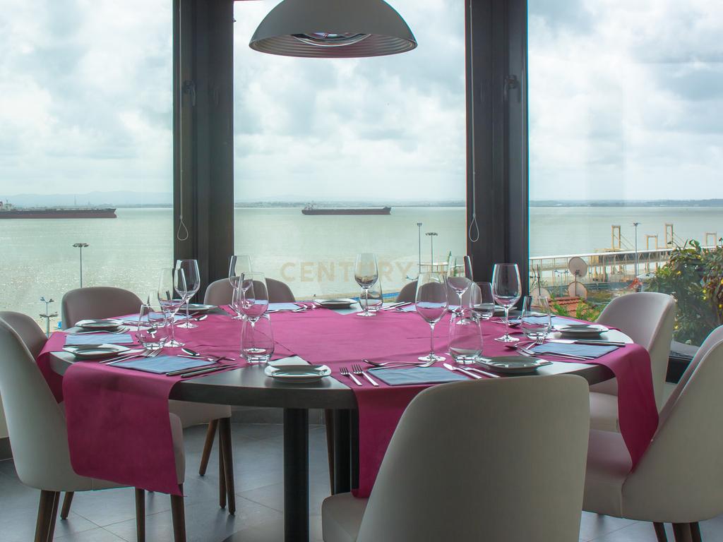 Restaurante Icónico com vista Rio em Lisboa - Image 1