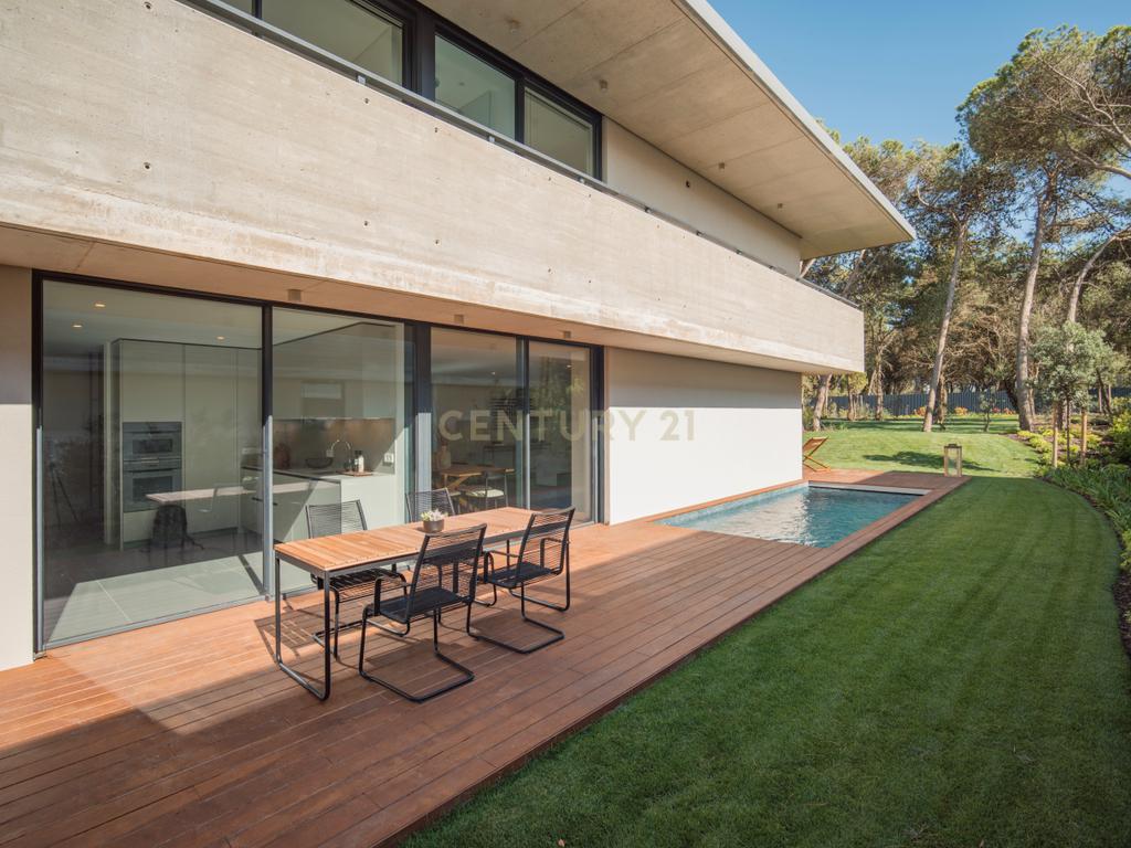 Moradia T4 com Terreno de 1.030m2 em Condomínio Fechado  - Image 8