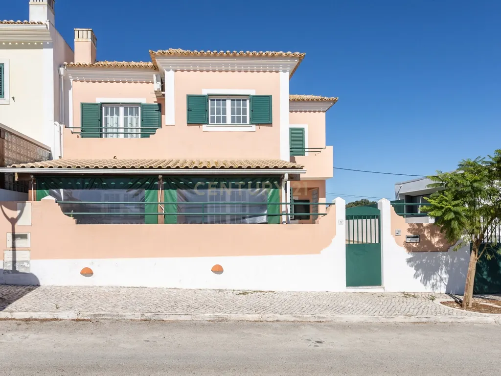 Moradia T4 em Setúbal | Conforto, Espaço e Privacidade - Image 2