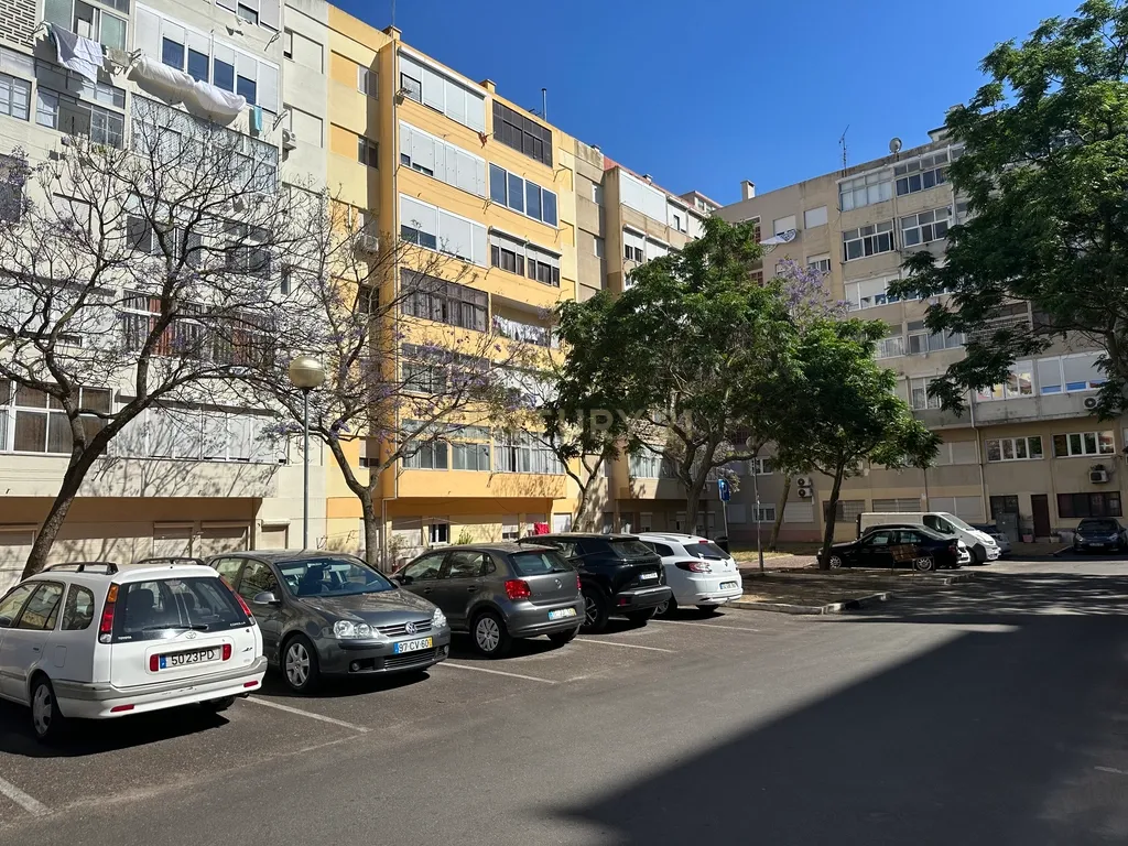 Apartamento T1 para Remodelação – Praça do Brasil, Setúbal - Image 21