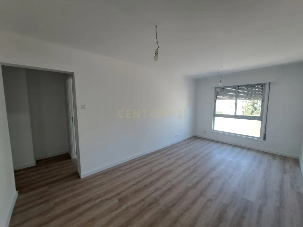 T2 Totalmente Remodelado em Almada | Luminosidade, Conforto e Localização Privilegiada - Image 18