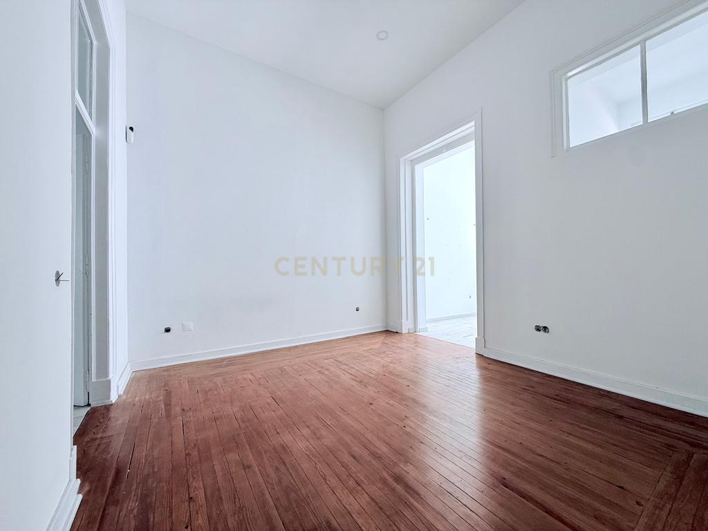 Apartamento T3 Duplex no coração da Baixa de Olhão - Image 9