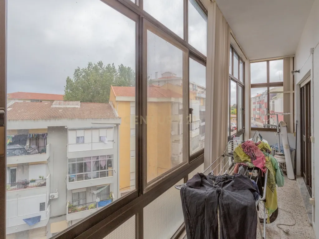 Apartamento T4 convertido em T3 - Centro do Barreiro - Image 29