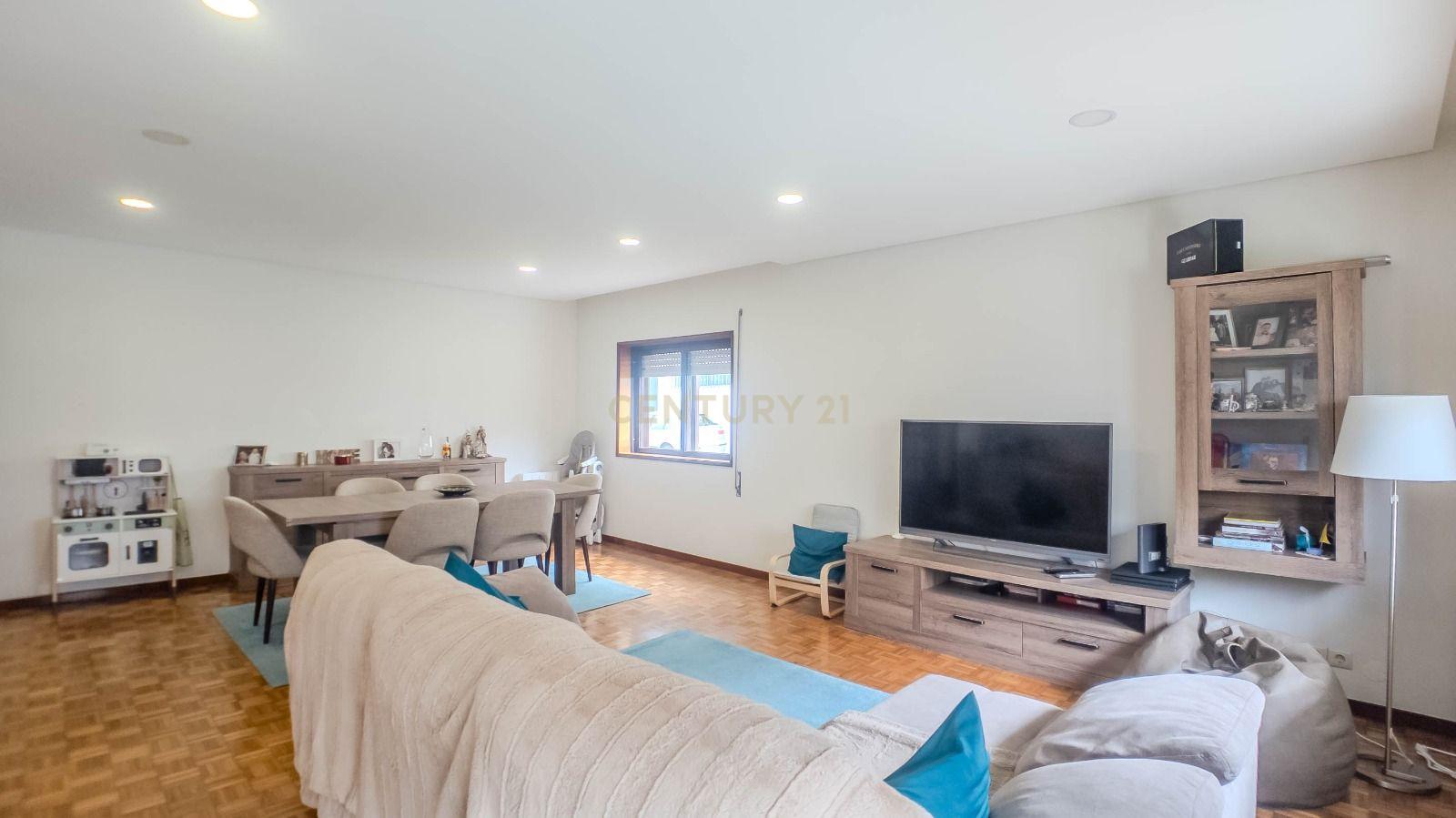 Apartamento T3 em Gondomar com luz natural e boa localização - Image 7