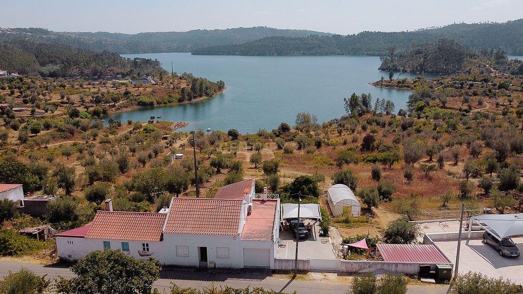 Fotografia 2 de MORADIA TRADICIONAL COM ACESSO PRIVATIVO À BARRAGEM DE CASTELO DE BODE