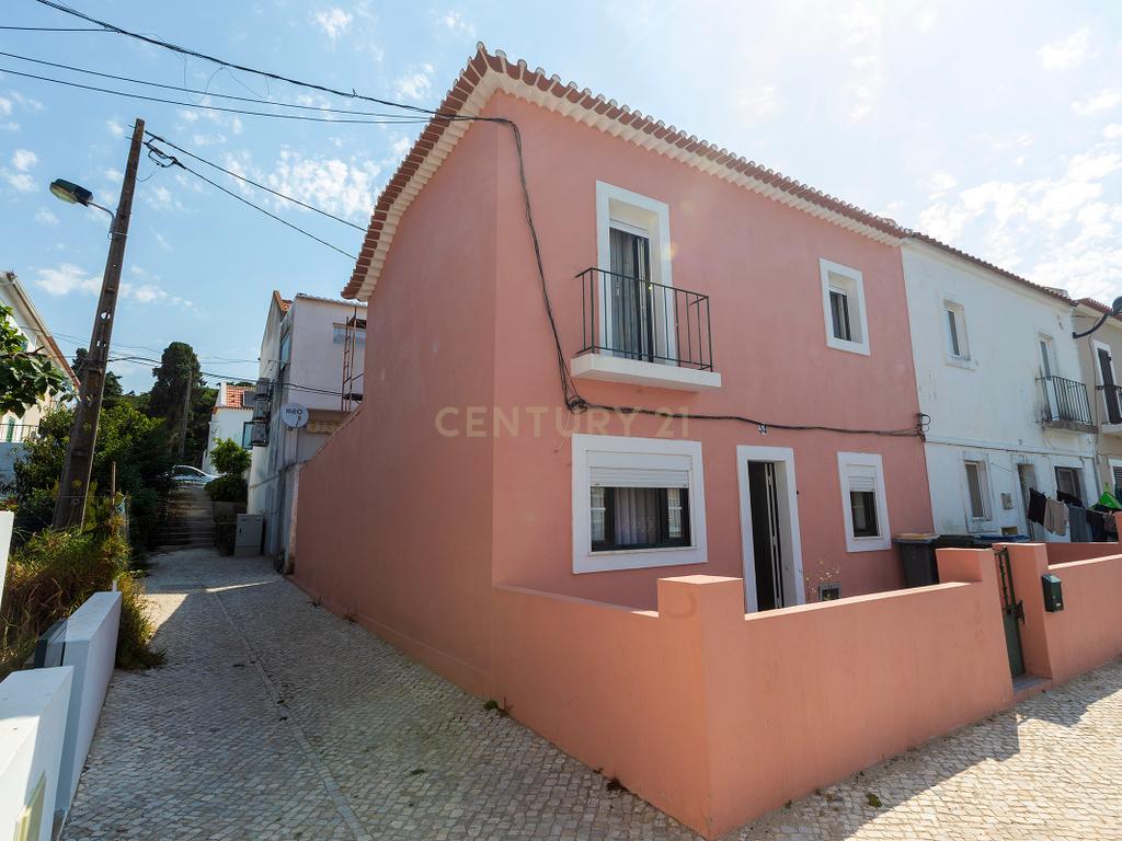 Moradia T3 com Quintal e Alto Potencial no Caramão da Ajuda, Lisboa - Image 2