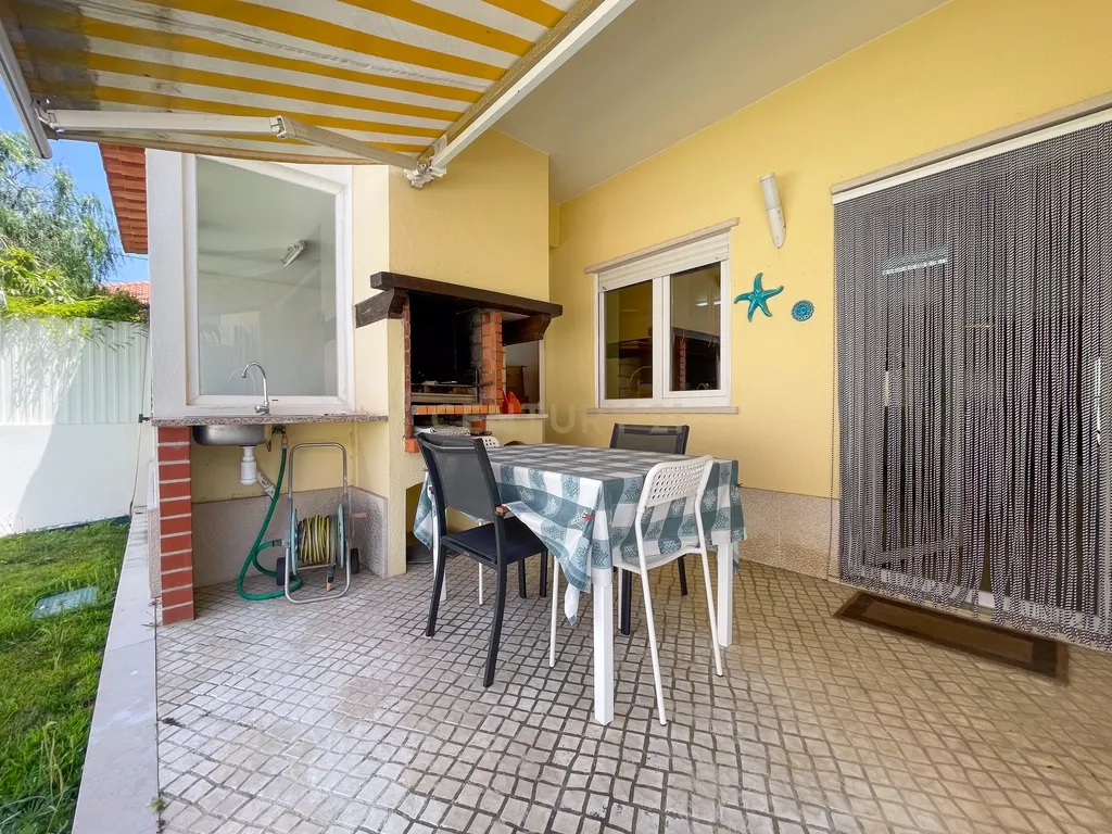 Moradia T5 com Piscina na Marisol - Almada - Image 30