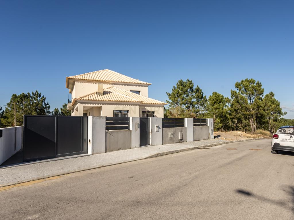 Carisma e boas áreas na sua Moradia Nova T4 Suites!!! no Pinhal do General - Image 12