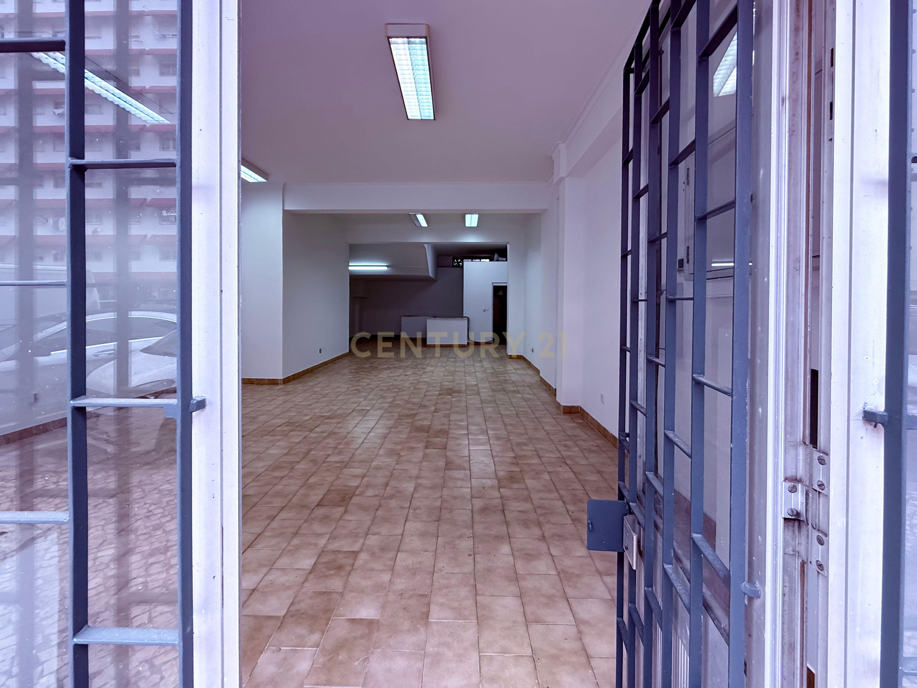 Loja no Casal de São Brás, Amadora - 170m² por 1100€