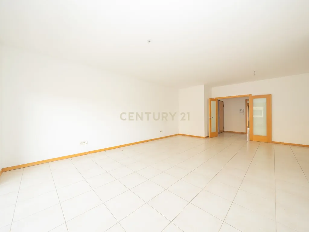 Apartamento T3 com Duas Varandas, Garagem Box e Lugar de estacionamento na Vila Serena, Pinhal Novo - Image 8