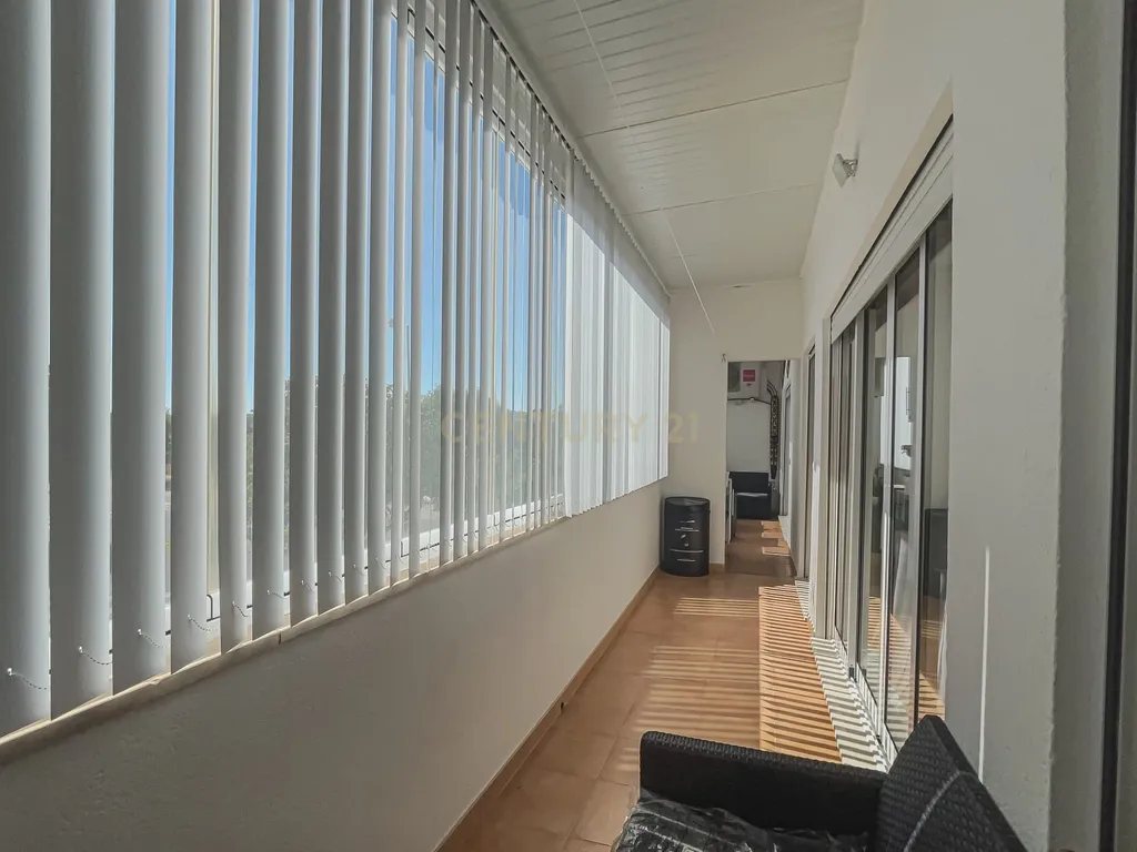 Apartamento T2 com Excelentes Áreas e Varanda Ampla na Quinta dos Arcos, Armação de Pera - Image 12