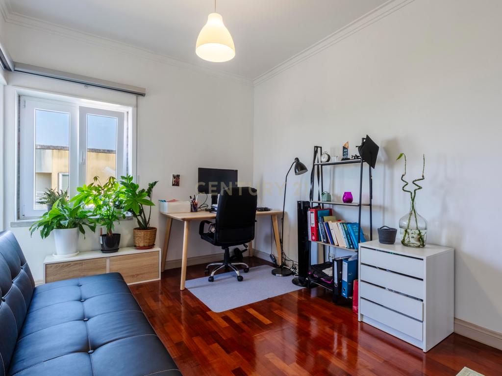 Espaçoso T3 na Sobreda com 2 Casas de Banho e Varandas - Image 45