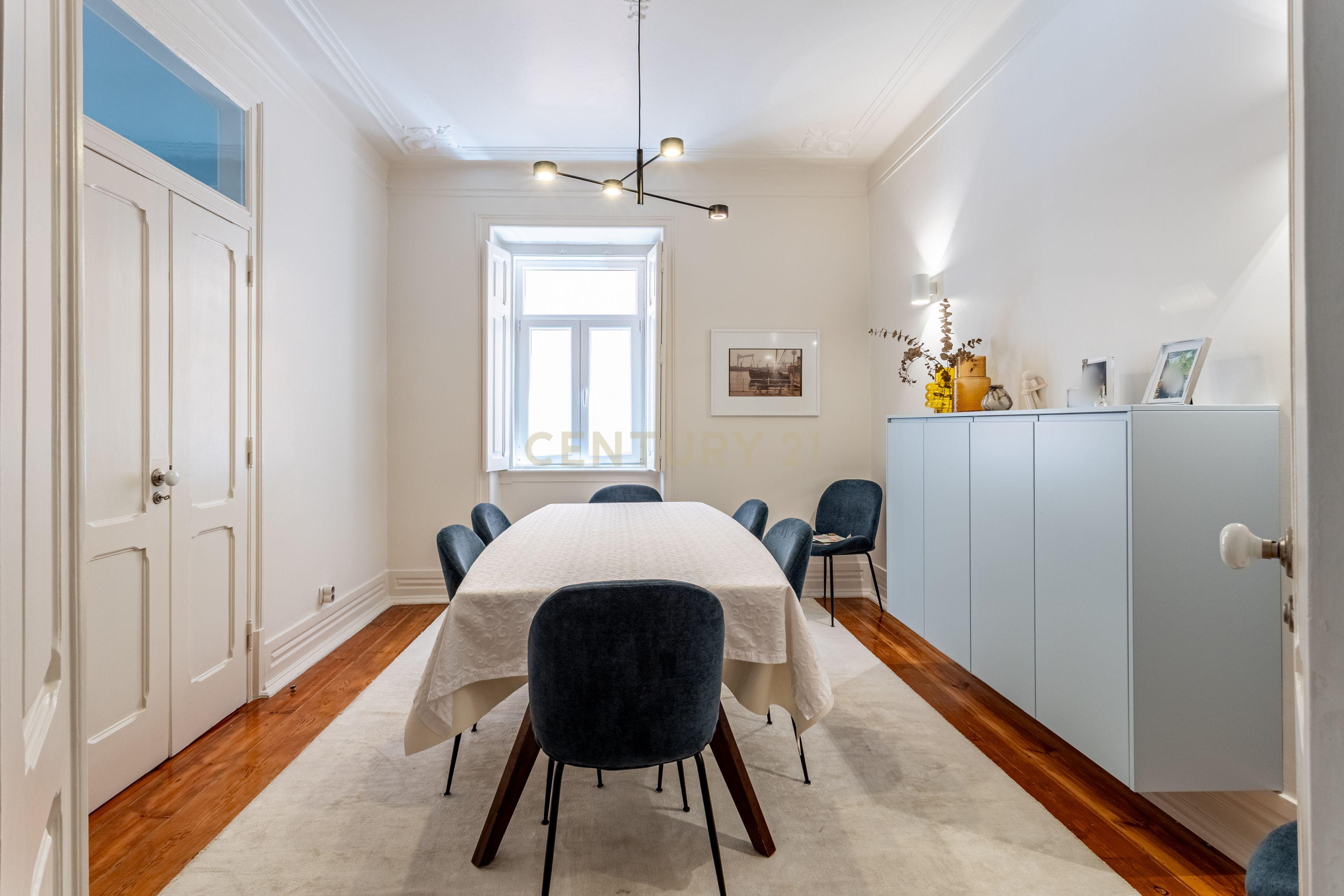 Fotografia 12 de Apartamento T4 Renovado em Santo António, Lisboa — Onde a elegância se sente em cada detalhe