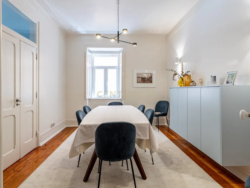 Apartamento T4 Renovado em Santo António, Lisboa — Onde a elegância se sente em cada detalhe - Image 12