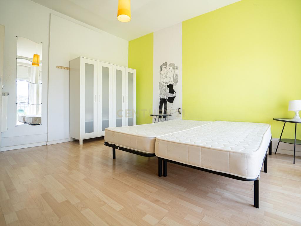 Apartamento Único com Vista sobre o Campo Pequeno – Lisboa - Image 19