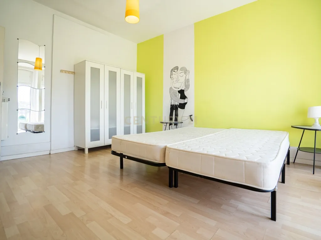 Apartamento Único com Vista sobre o Campo Pequeno – Lisboa - Image 19