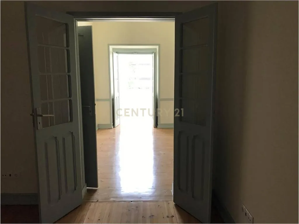 Apartamento T2+1 com Logradouro para Arrendar em Sete Rios - Image 15