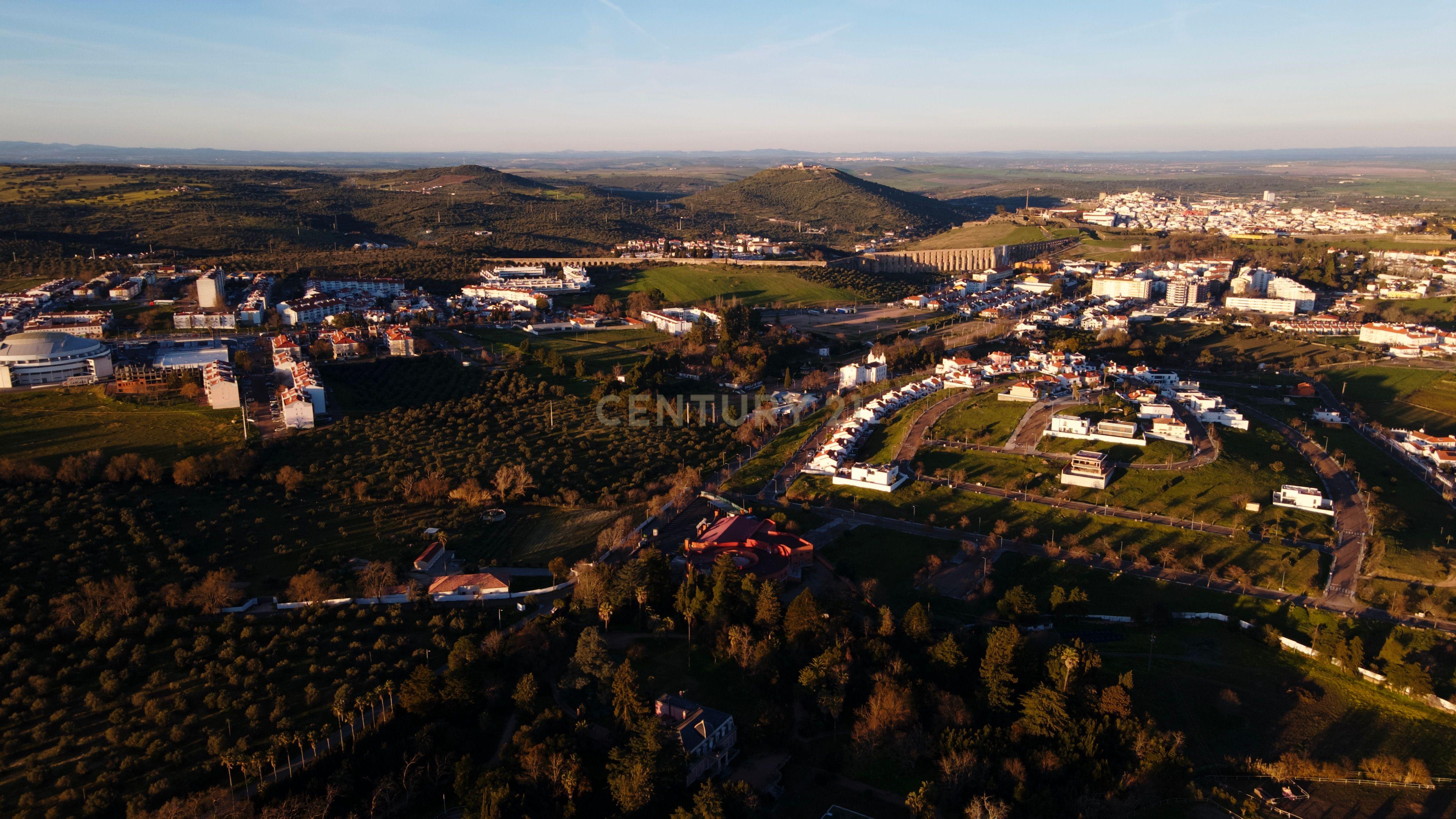 Fotografia 4 de Lote 450m2 para moradia isolada dois pisos e cave em zona nobre da cidade de Elvas