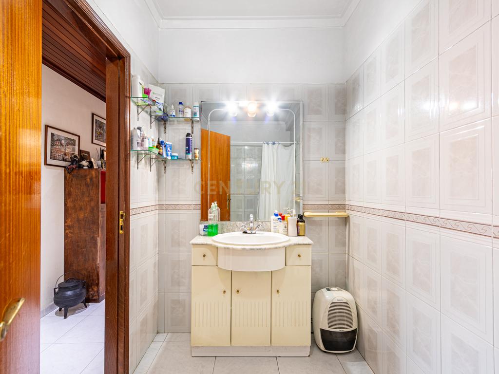 Apartamento T2 Espaçoso com Garagem Box e Arrecadação – Pedernais, Ramada - Image 13