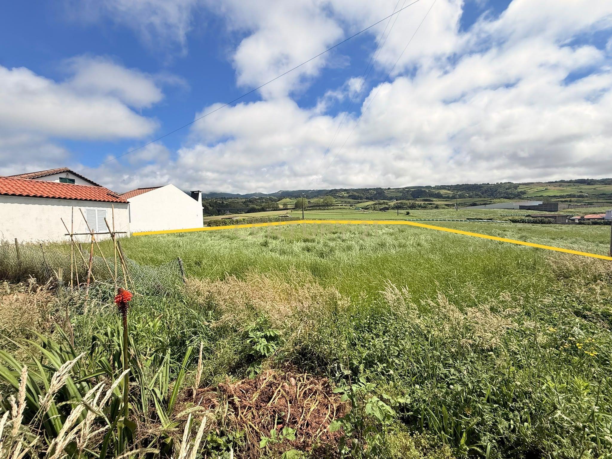 Fotografia 4 de Oportunidade de Investimento | Terreno com Garagem e Grande Potencial