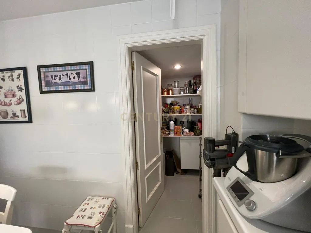 Luxuosa Moradia Renovada em Madrid com Vista para a Cidade - Image 55