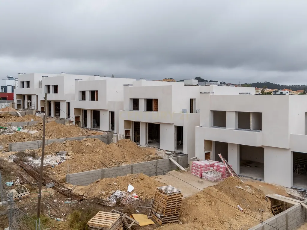 Moradia NOVA Moderna T4: PISCINA e JARDIM Conforto, Modernidade e Vistas Deslumbrantes - Image 29