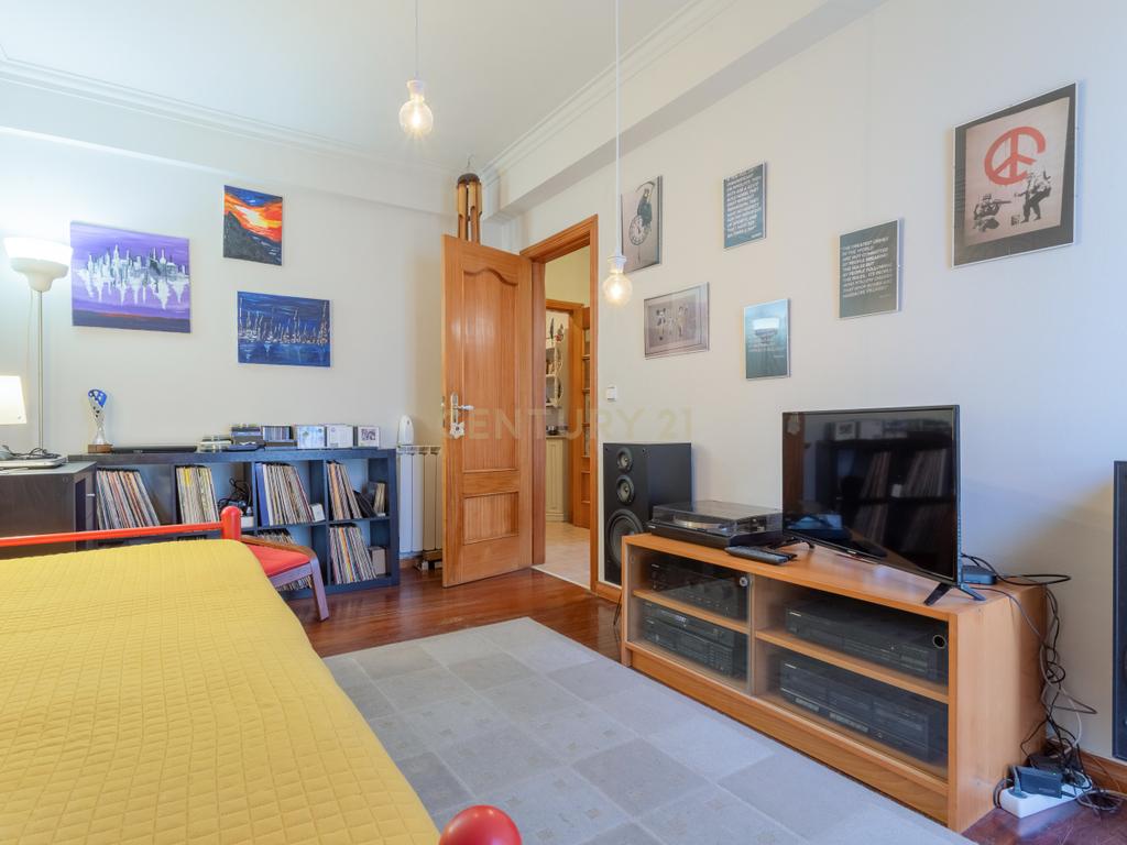 Apartamento T2 na Quinta do Anjo, Setúbal,  com Estacionamento e Piscina Comum - Image 16