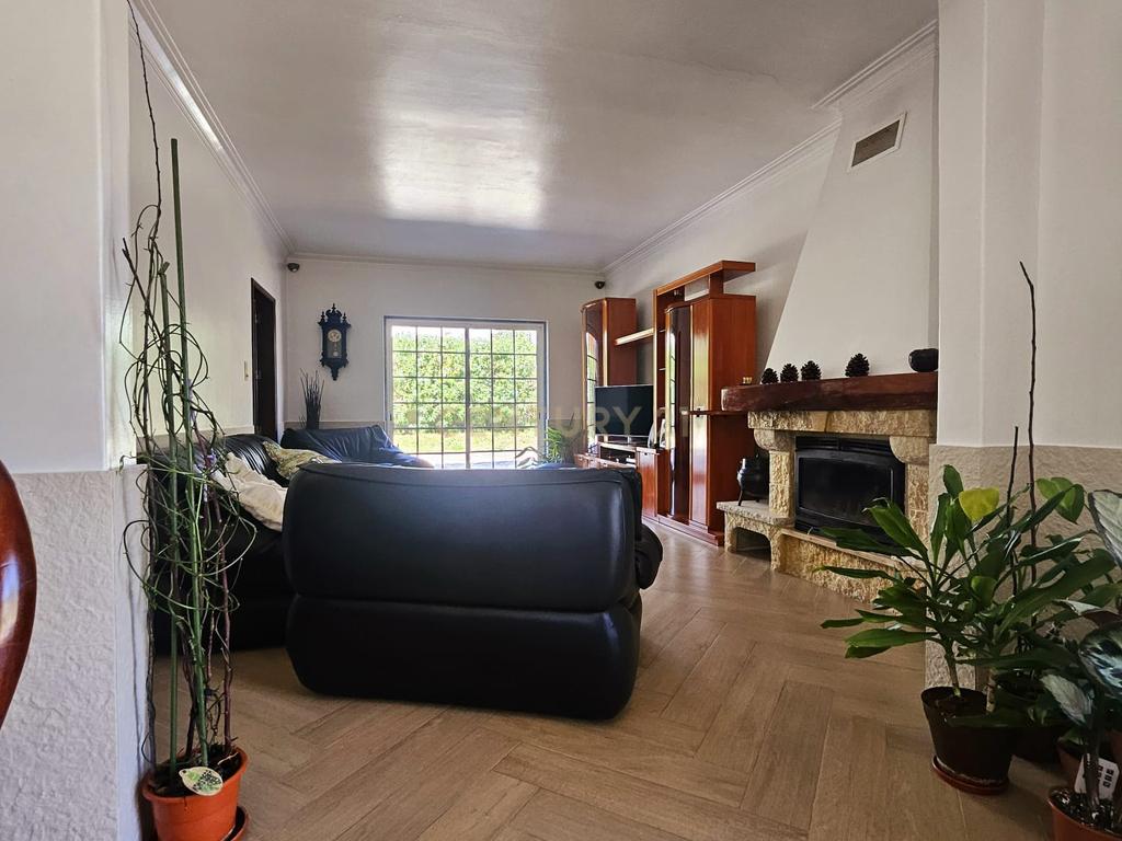 Moradia Unifamiliar T4 com Vista Desafogada e Grande Lote de Terreno na Quinta da Condessa - Image 13