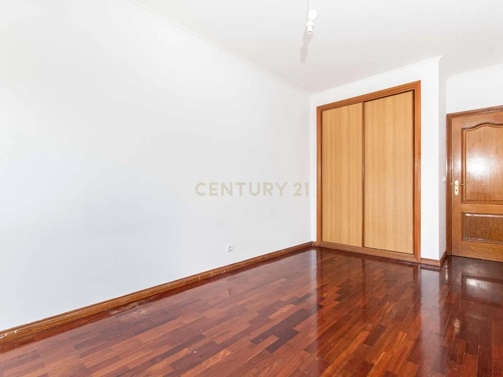 Apartamento T3 com varandas e Estacionamento | Cavaleira – Algueirão Mem Martins - Image 13