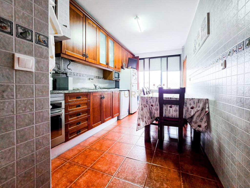Apartamento T3 na Rua Afonso Castro, em Setúbal com Vista Panorâmica - Image 3