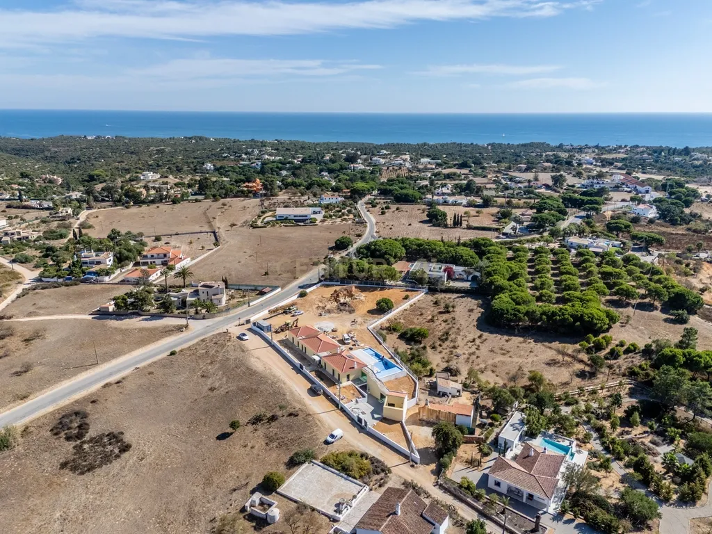 Moradia T4+1 de construção nova com piscina infinita | Caramujeira, Lagoa - Image 42