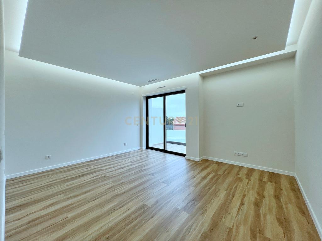 Moradia T4 com Piscina na Parede (Cascais, Lisboa) - Image 27