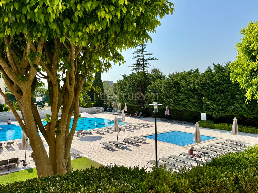 Apartamento T1 com segurança privada, piscina, garagem e arrecadação no condomínio Villa Restelo, Belém. Para Arrendar! - Image 1
