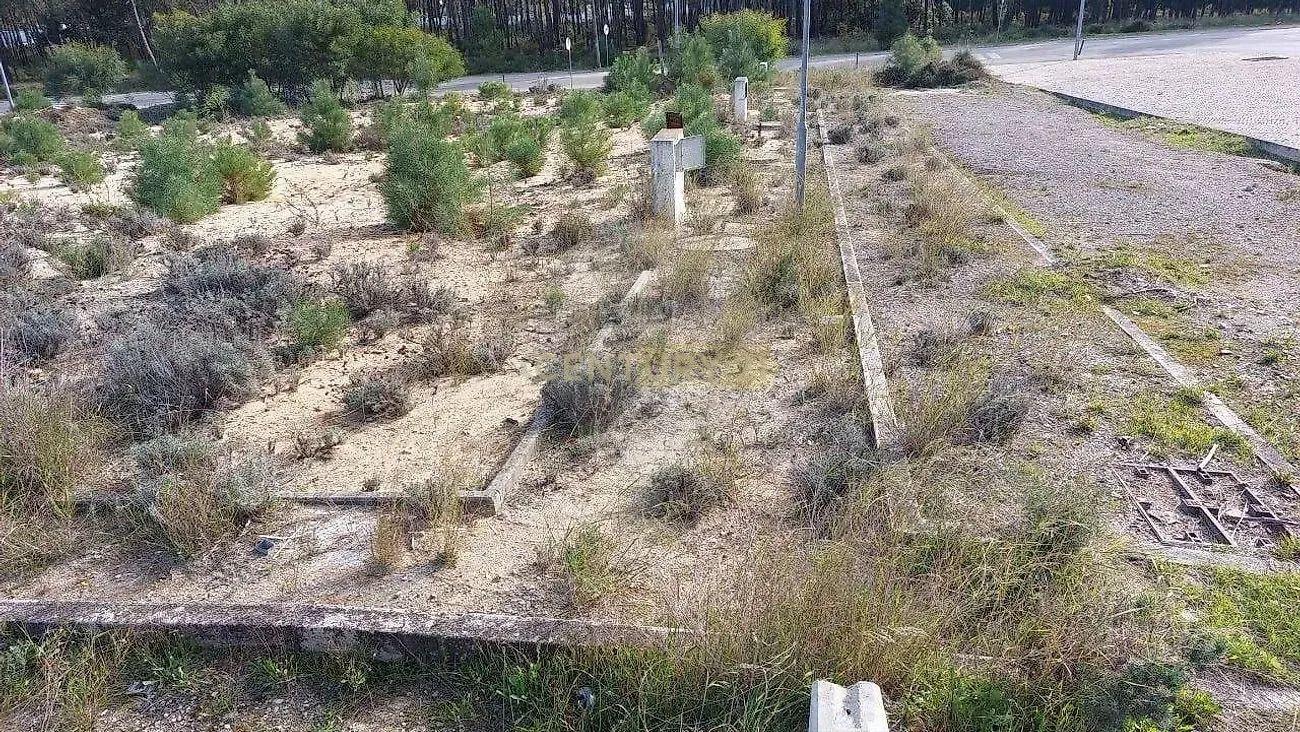 Lote de terreno para construção de moradia em banda - Image 1